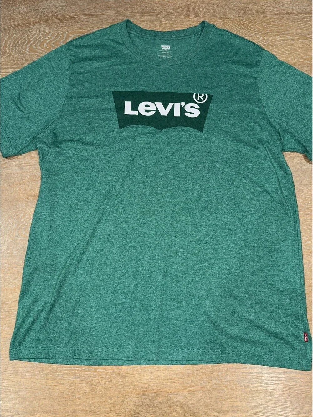 Levi’s Standard Fit Classic Graphic T-SHIRT  SIZE LARGE Green